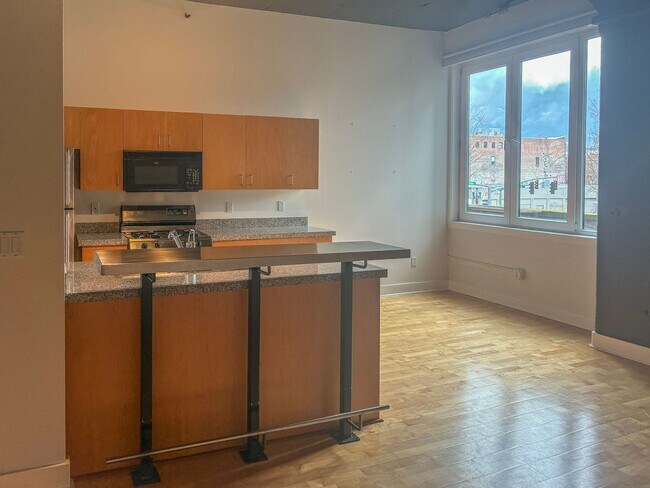 Building Photo - North Block Studio Available Now !!