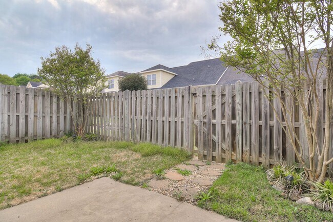 Building Photo - 317 Hogan Way