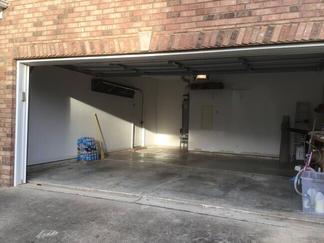 Building Photo - 1155 Castlemaine Dr