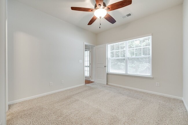 Building Photo - Beautifully maintained 3-bedroom, 3 bath e...