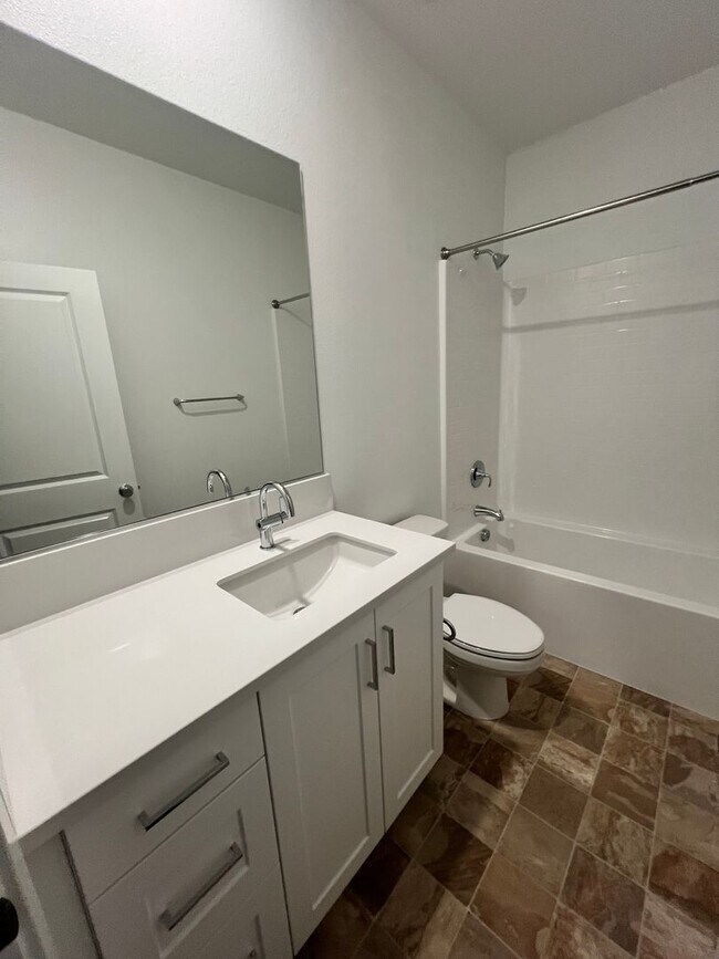 Building Photo - Camarillo - Newer 4 bedroom, 3.5 home