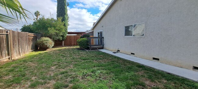 Building Photo - Wow this Charmer has 4 Bedrooms with 2 Primary Bedrooms w/Full Bathrooms