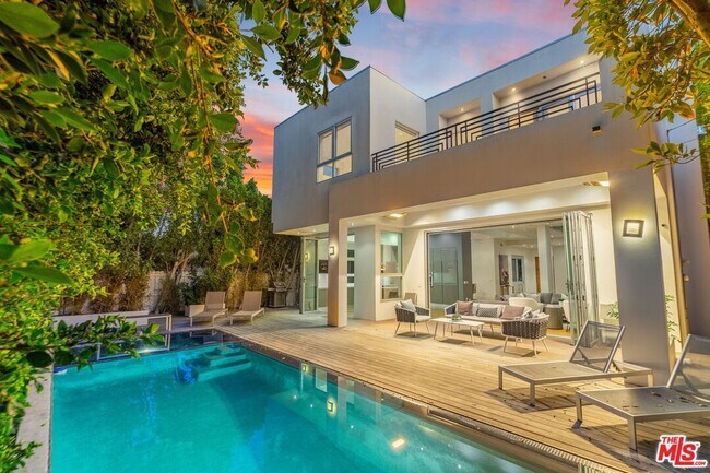 Building Photo - 833 N Orange Grove Ave