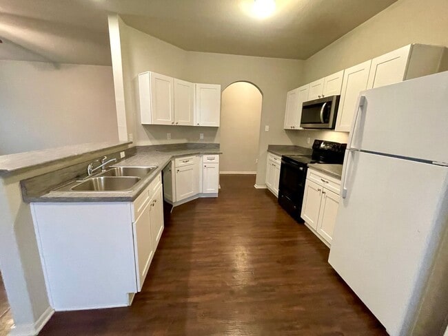 Building Photo - Three bed,  two bath in Valley View available now