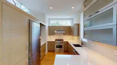 Building Photo - 138 Banks St