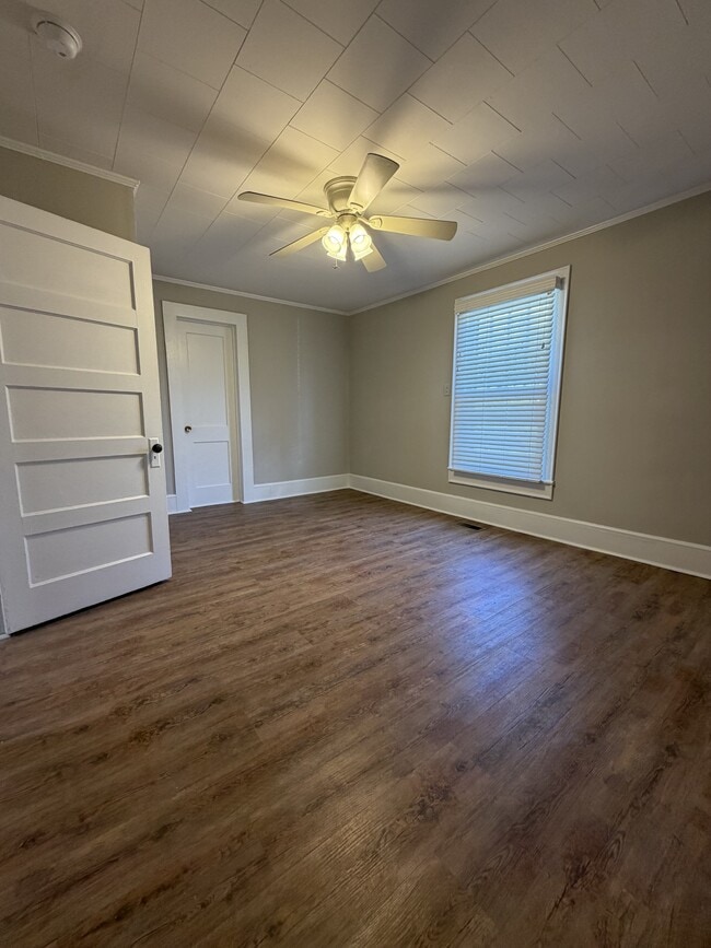 Building Photo - 140 Dillon St