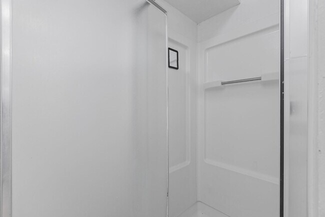 Building Photo - Y725AT