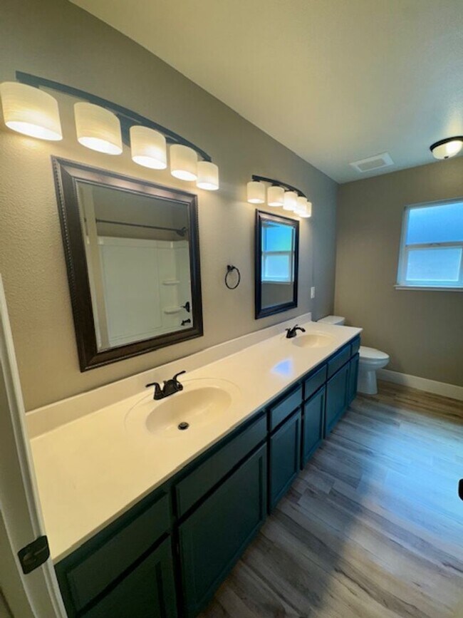 Building Photo - Beautiful 5 bedroom home ready for move in!