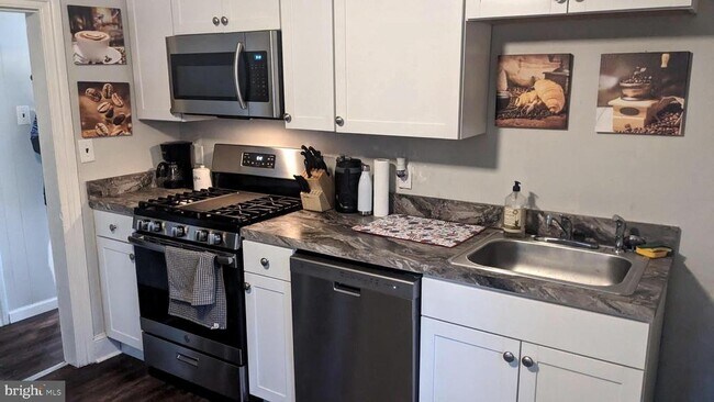 Building Photo - 604 W Holly Ave