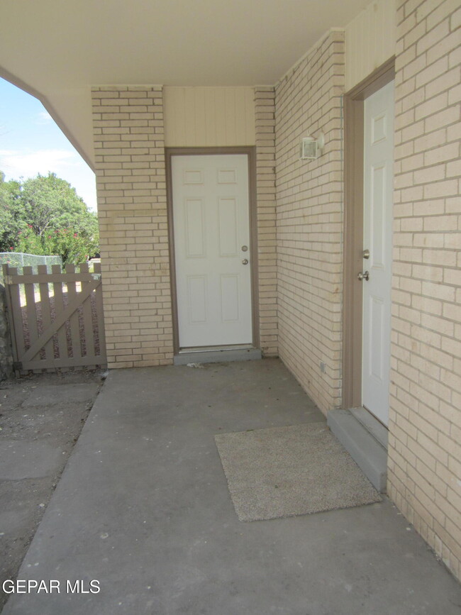 Building Photo - 305 Corvena Way