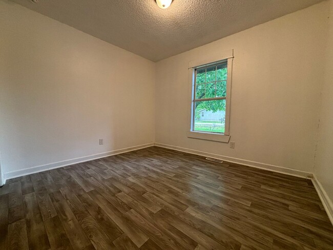 Building Photo - 2 bedroom 2 full bath 1 car garage availab...