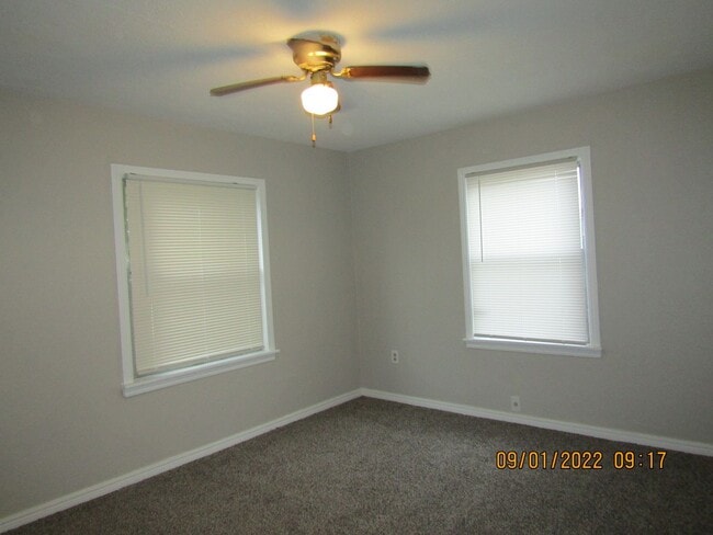 Building Photo - Very nice spacious home located in the Tom...