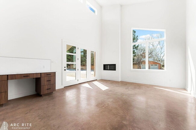 Building Photo - 2303 Toledo Ave