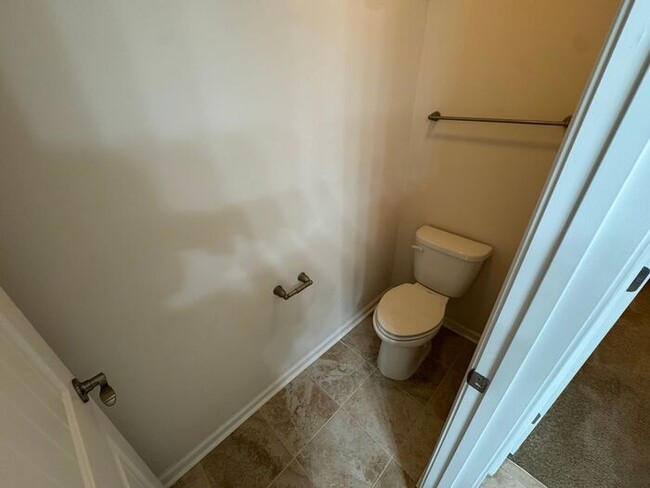 Building Photo - Like new 3 Bedroom townhouse with 2 car ga...