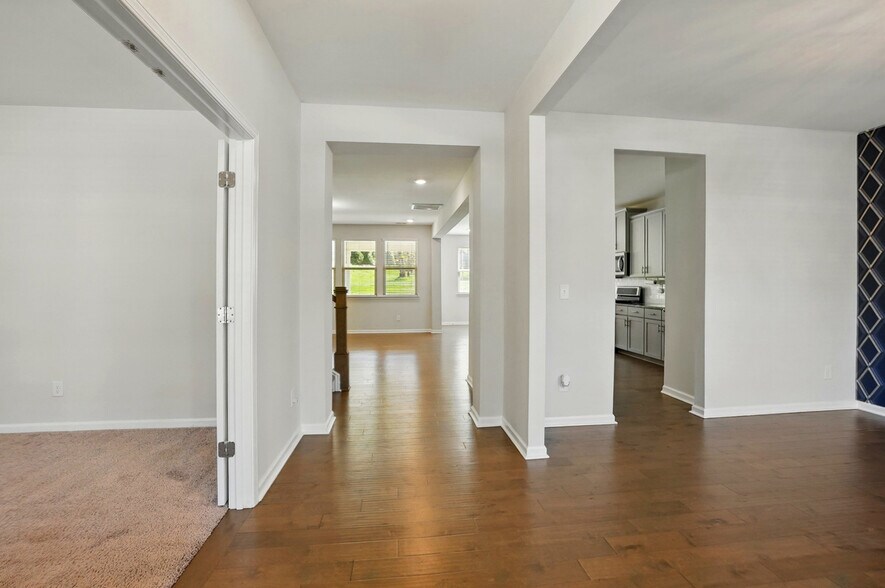 Building Photo - Room in House on Creek Bend Edge Ct