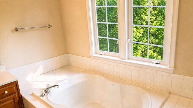 Building Photo - Spacious townhome