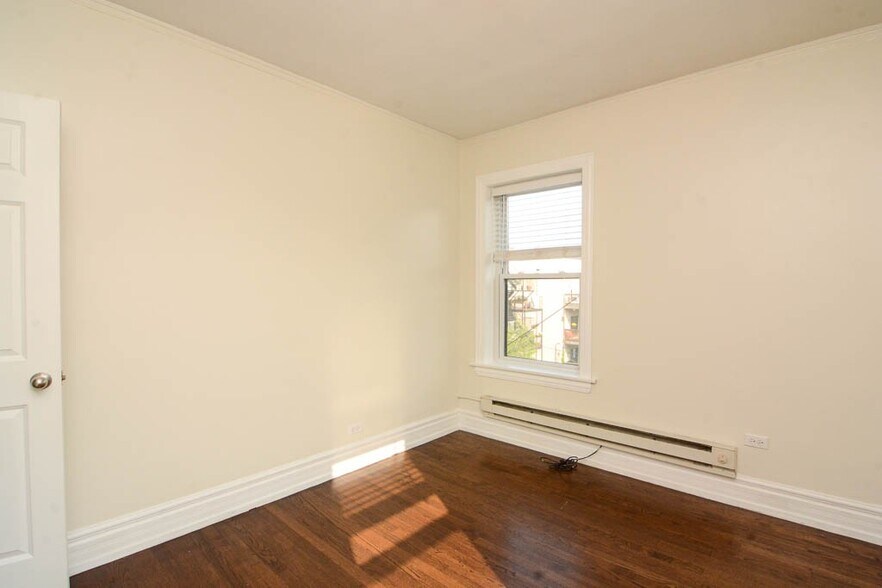 Building Photo - 3819.5 N Greenview Ave