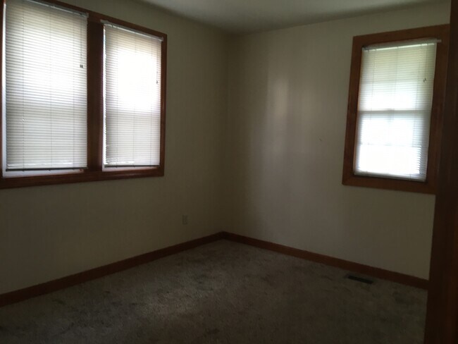 Building Photo - Section 8 Voucher Accepted / 5 BR House