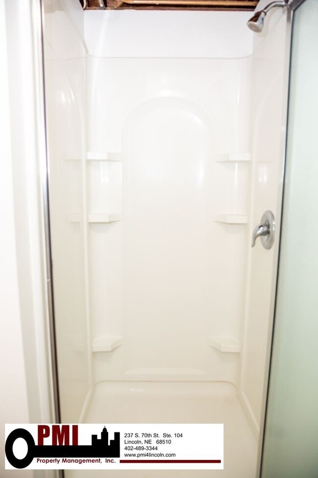 Building Photo - 3 Bedroom and 1.5 bathroom House for rent