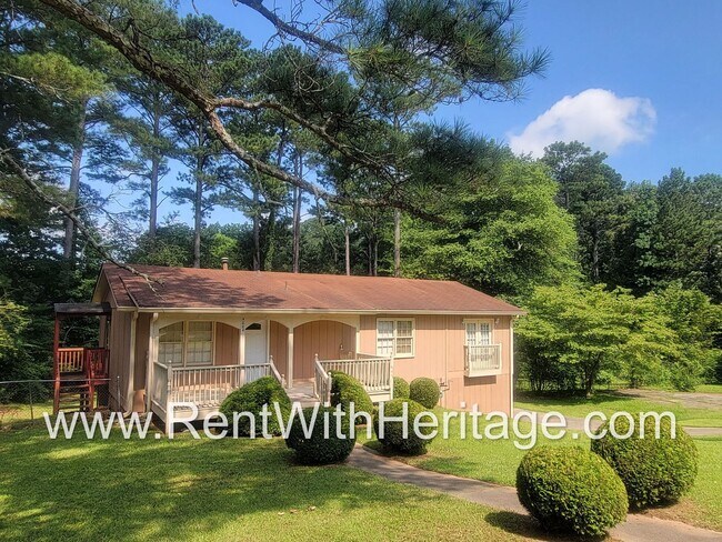 Building Photo - GREAT HOME / 3 BEDROOMS AND BONUS ROOM / GREAT LOCATION /  PRIVATE FENCED YARD