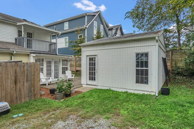 Building Photo - Charlotte Park Charm