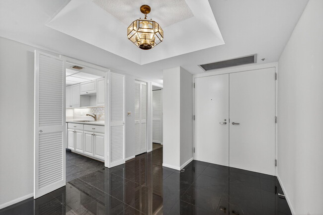 Building Photo - 5540 N Ocean Dr