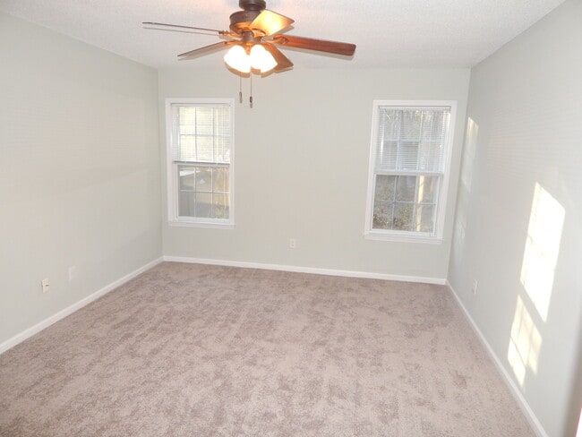 Building Photo - Adorable!!  Centrally located on quiet Cul...