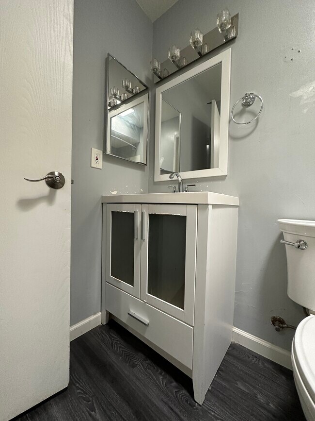 Building Photo - 9121 Nasreen Dr