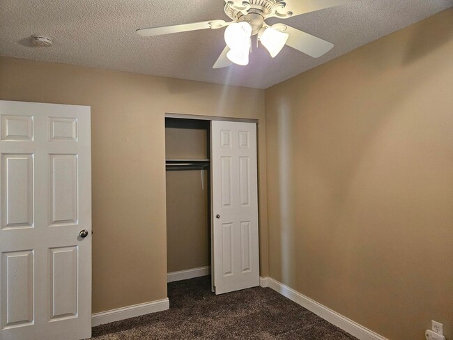 Building Photo - 3BR-1.5BA Split Level House - Washington M...