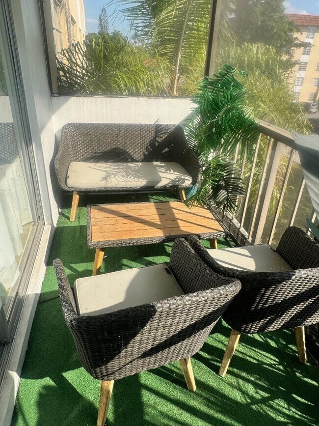 Building Photo - 4174 Inverrary Dr