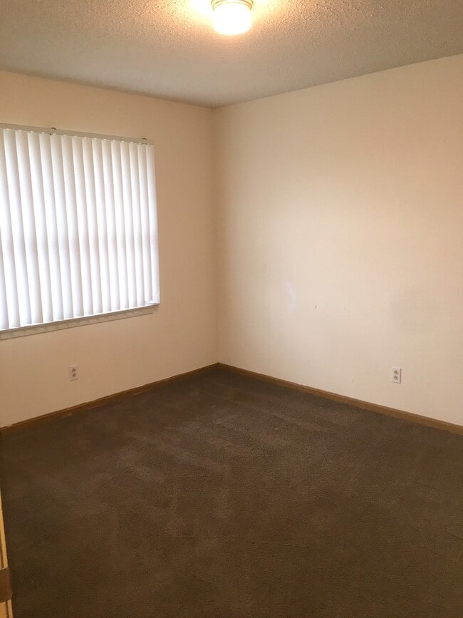 Building Photo - 2 Bedroom Top Floor Apartment - Close to I-70