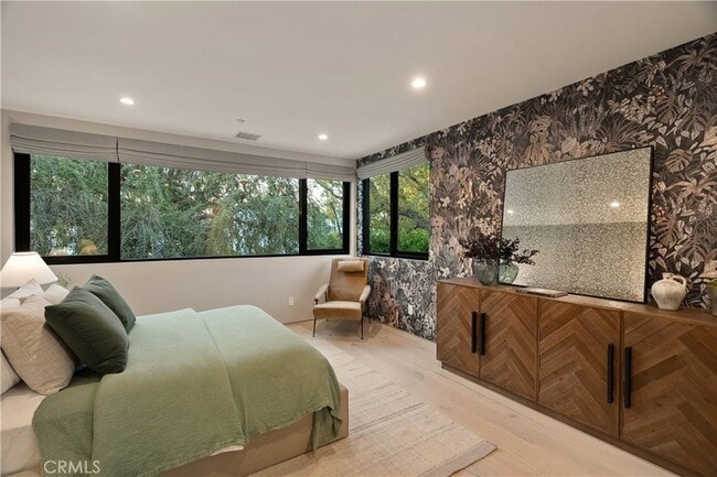 Building Photo - 4242 Vantage Ave