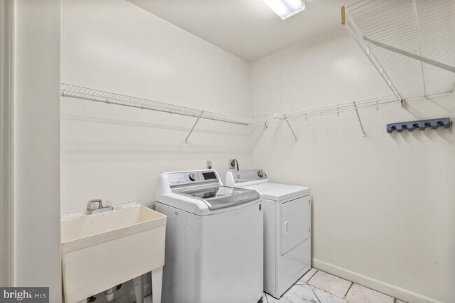 Building Photo - 8330 Westchester Dr