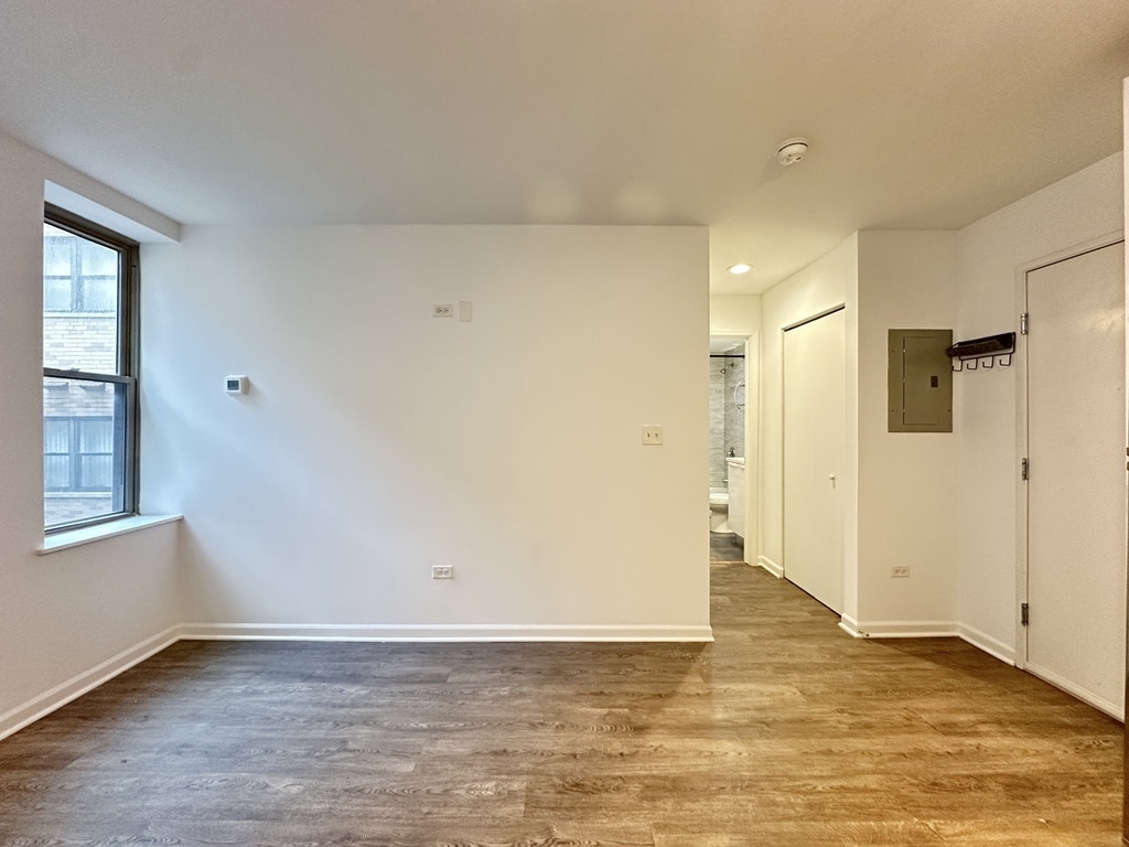 Building Photo - 940 W Winona St