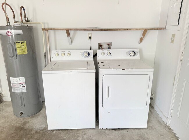 Building Photo - Spacious 3-Bed/2-Bath With Large Backyard