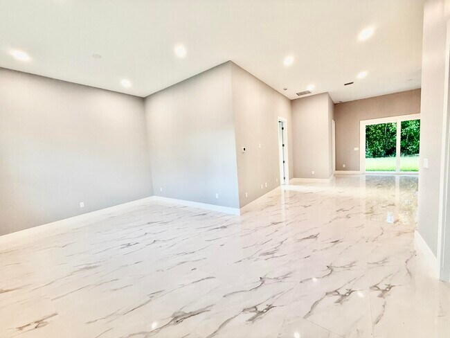 Building Photo - 675 NE Moss Rose Pl
