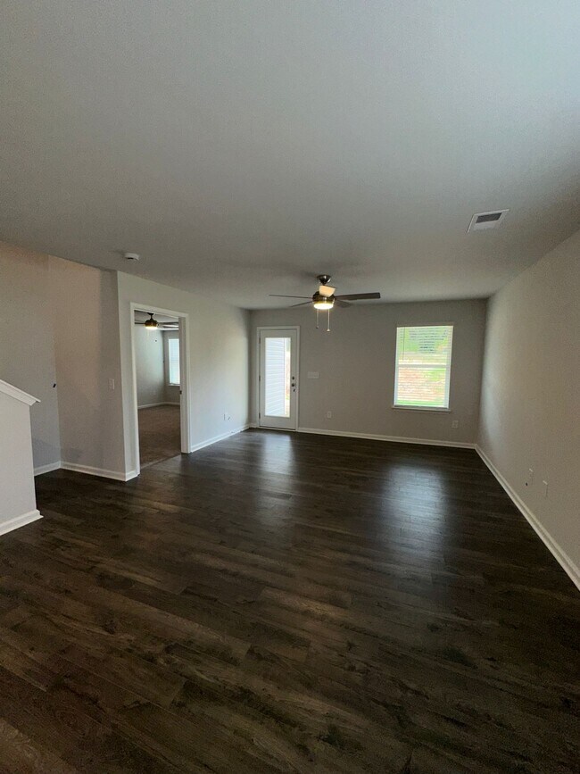 Building Photo - 421 Mariene Dr
