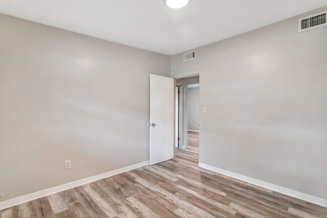 Building Photo - Large 3bdrm/2bath Home with garage & carpo...