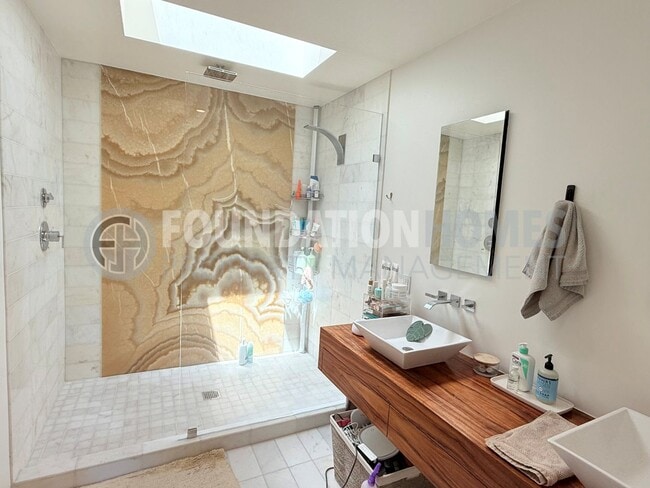 Building Photo - Stunning Home located at the end of a cul-...