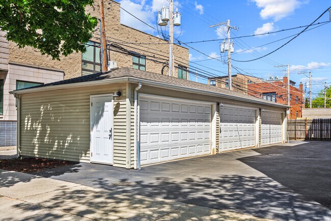 Building Photo - 1601 N Paulina St