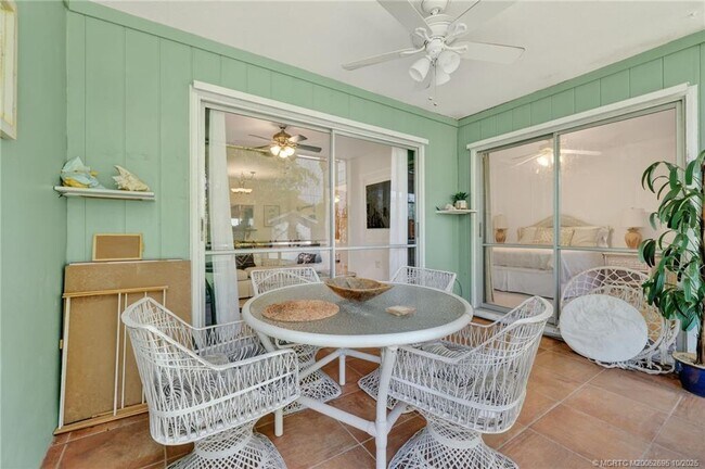 Building Photo - 262 SE Monterey Ave