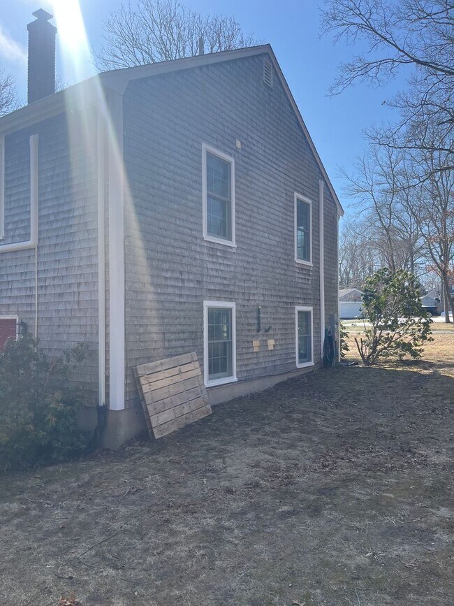 Building Photo - Great 3 Br / 2 Ba Split Level Home in Sandwich