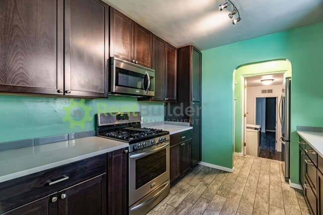 Building Photo - 816 Loma Vista Dr NE