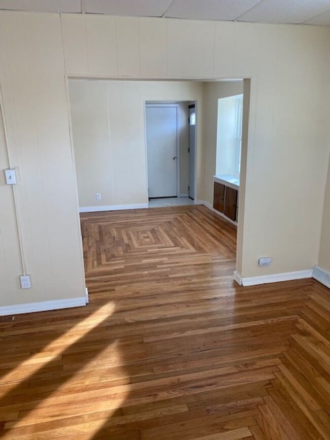 Building Photo - Spacious and beautifully remodeled 5 bed 2 bathroom home