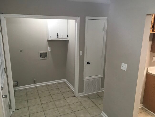 Building Photo - 110 Hillpine