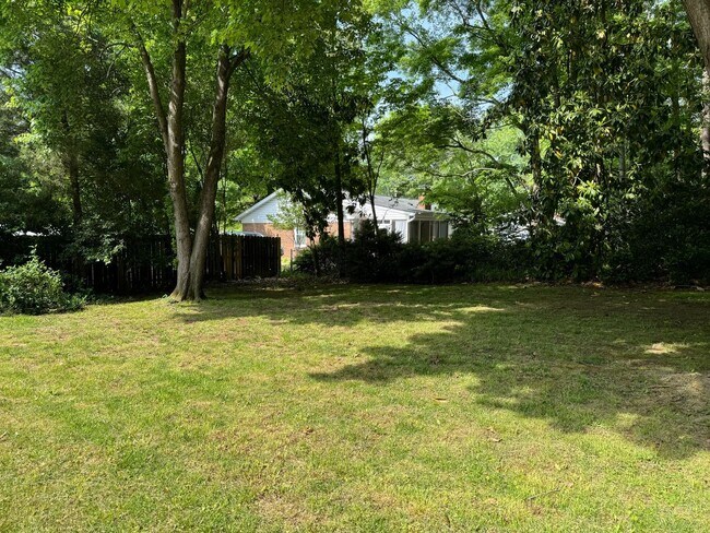 Building Photo - Charming 3 BR 1.5BA Brick & Vinyl Ranch
