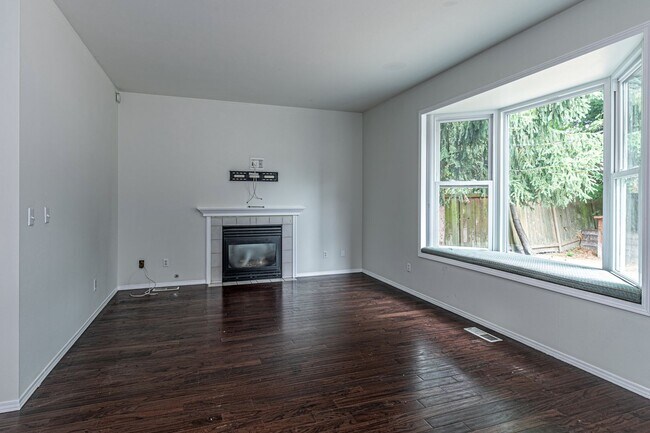 Building Photo - Beautiful home near Clark Lake Park!