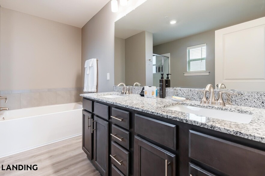 Building Photo - 305 Laredo Dr