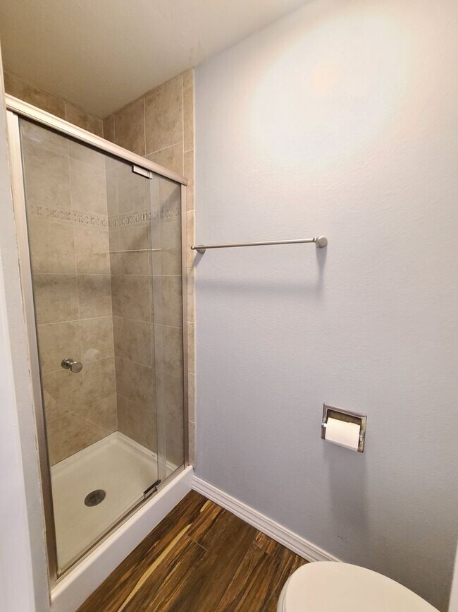 Building Photo - $1,650 - 2 Bed / 2 Bath Spacious Top Floor Condo (First Month Free!)