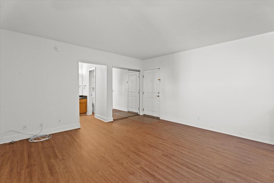 Building Photo - 10982 Roebling Ave